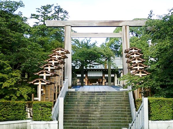 伊勢山皇大神宮の鳥居