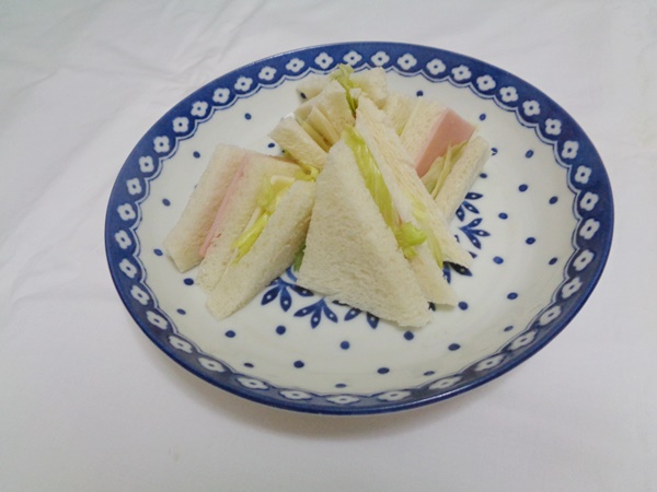ハムとレタスと豆乳スライスのサンド