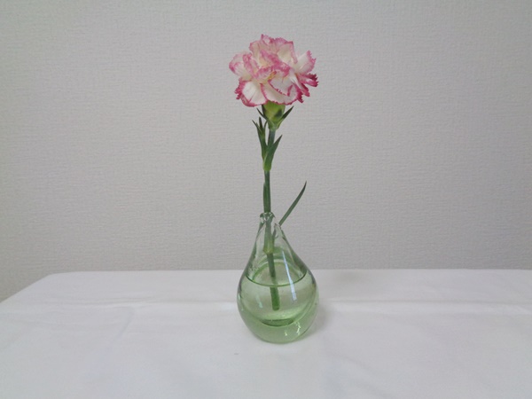 緑色ガラスの一輪挿し