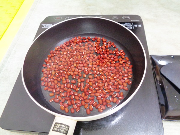 小豆を鍋に入れ、小豆がかぶるくらいたっぷりの水を入れて火にかけます。