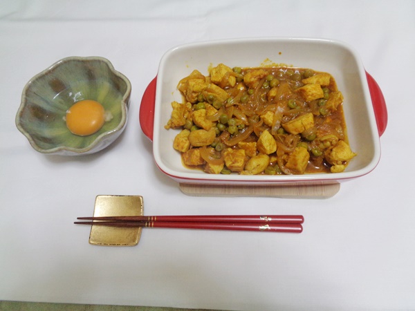 溶き卵で食べる鶏むね肉のカレー炒め