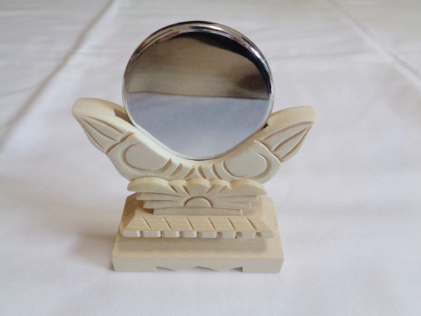 神鏡（しんきょう：ひのき材の台に円形平面鏡を載せたもの）