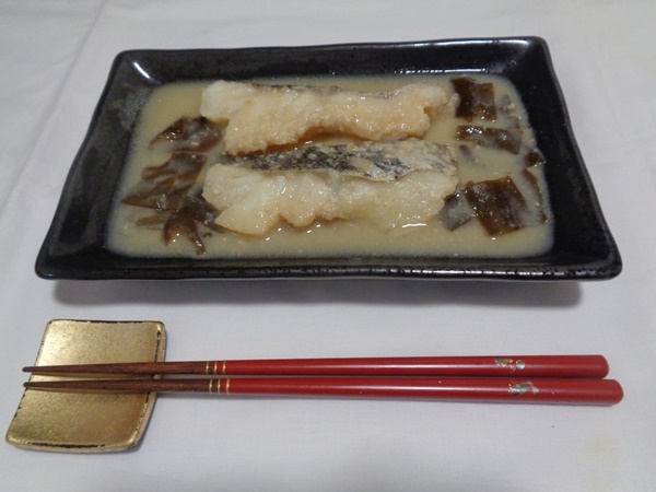 昆布だしと米みそのたら煮込み
