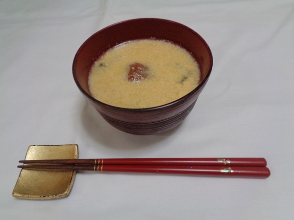 梅干しと溶き卵と昆布のみそ汁