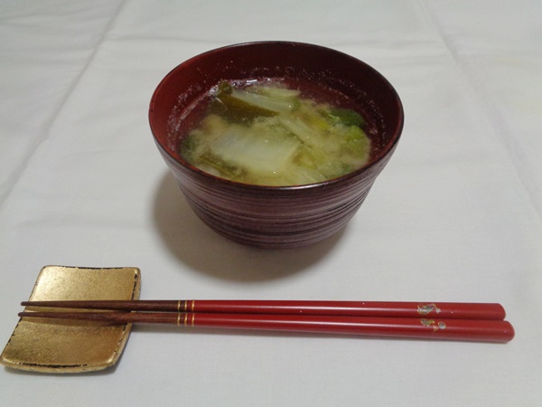 白色の食材と昆布のみそ汁
