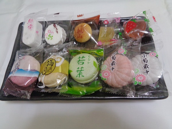 最中(安曇野、満月、若葉、小菊赤、小菊白)、らくがん(細雪、菊あんうち)、焼き菓子(桃山)、ゼリー(梅寒天、いちご)